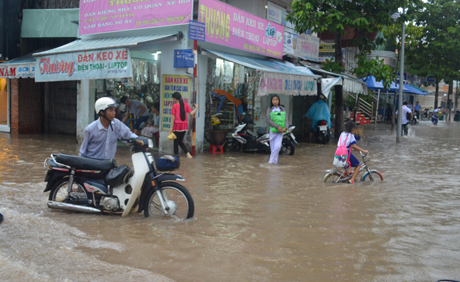 Đến vỉa hè cũng lênh láng nước.