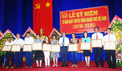 Ông Trần Thanh Đức, Phó Chủ tịch UBND tỉnh trao Bằng khen của UBND tỉnh cho các cá nhân.