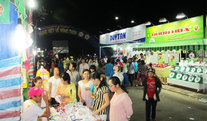 Các Phiên chợ hàng Việt về nông thôn ngày càng thu hút người dân tham quan, mua sắm.