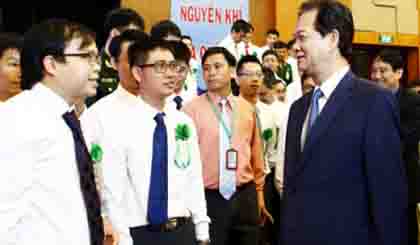 PM Nguyen Tan Dung meets with outstanding young scientists in Hanoi on September 11. (Image credit: VNE)