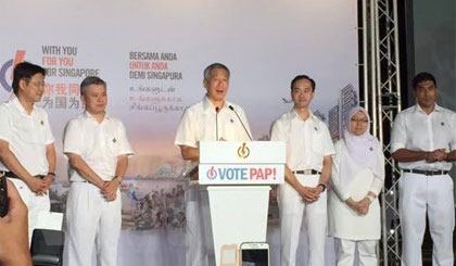 Thủ tướng Lý Hiển Long phát biểu cảm ơn những người ủng hộ cho PAP tại sân vận động Toa Payoh. Ảnh: Mỹ Bình/Vietnam+