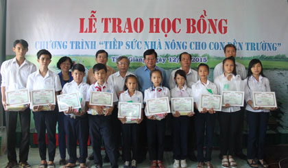 Chú thích ảnh: trao học bổng cho các em.