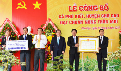 Chairman of the Tien Giang People's Committee Nguyen Van Khang and Vice Chairman of the Tien Giang People's Committee Le Van Nghia handed over the Recognition and the welfare work worth VND1 billion.