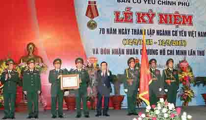 President Truong Tan Sang presents Ho Chi Minh Order to Government Cipher Committee (Source: VNA)