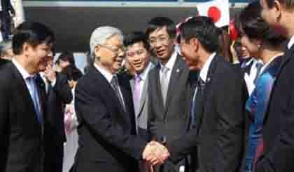 Party leader Nguyen Phu Trong is received at Haneda Airport in Tokyo (photo: VOV)