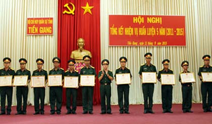 Đại tá Lê Đức Thắng - Phó Chỉ huy trưởng, Tham mưu trưởng Bộ CHQS  tỉnh trao Bằng khen của UBND tỉnh cho các cá nhân.