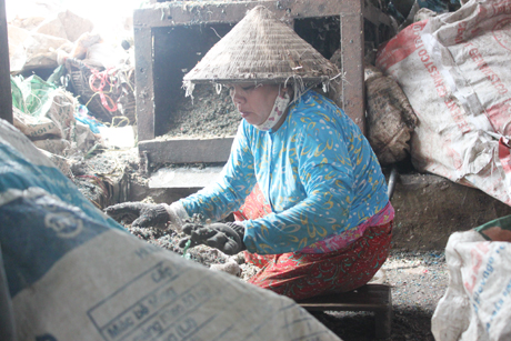 Chị Lý Thanh Thảo (ngụ xã Tân Lập) ngậm ngùi: “Sau tai nạn  bị mất 1 chân, chị đành phải gắn bó với công việc nguy hiểm này”.