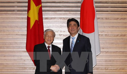 Thủ tướng Nhật Bản Shinzo Abe và Tổng Bí thư Nguyễn Phú Trọng. Ảnh: Trí Dũng​/TTXVN