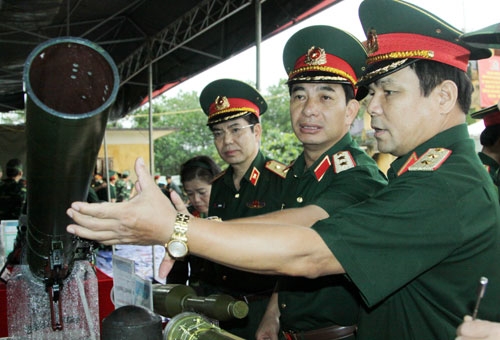 Đại biểu tham quan một trong các loại vũ khí được đưa vào bắn trình diễn lần này. Ảnh: QĐND