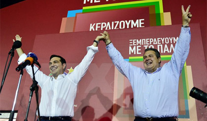 Lãnh đạo Đảng Syriza Alexis Tsipras (trái) và lãnh đạo Đảng ANEL Panos Kamenos chia sẻ niềm vui chiến thắng. Ảnh: AFP/TTXVN