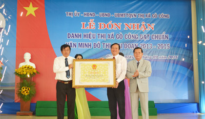 Ông Nguyễn Văn Khang trao Công nhận đạt danh hiệu Văn minh đô thị giai đoạn 2013 - 2015 cho lãnh đạo TX. Gò Công.