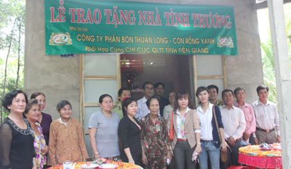 Trao nhà đại đoàn kết cho bà Nguyễn Thị Ba