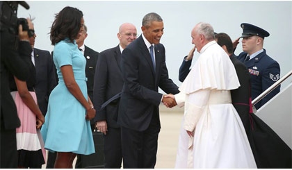 Tổng thống Mỹ Barack Obama cùng phu nhân đón chào Giáo hoàng Francis tại sân bay. Ảnh: AP