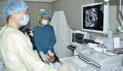 Theo phương pháp mới, bệnh nhân ung thư dạ dày, thay vì phương pháp phẫu thuật cắt bỏ dạ dày như trước đây nay chỉ cần loại bỏ khối u. (Trong ảnh: các chuyên gia Nhật Bản thực hiện phương pháp nội soi tiêu hóa tại Trung tâm Nội soi Tiêu hóa Việt Nam- Nhật Bản)