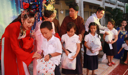 Trao quà cho các em học sinh.