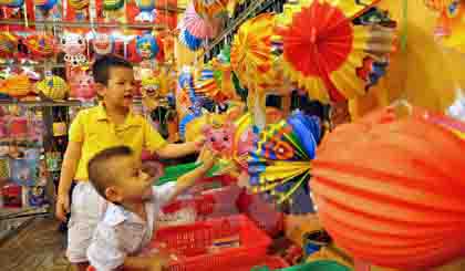 Children are amused with colourful lanterns made in Vietnam. (Credit: VNA)