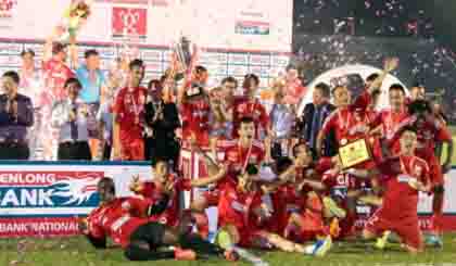 Binh Duong players rejoice after winning the National Cup.