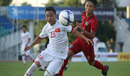 Đức Chinh (áo trắng) lập cú đúp trong thắng lợi 3-1 của U19 Việt Nam trước U19 Hongkong. Ảnh: VFF