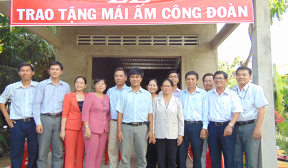 Công đoàn Viên chức tỉnh trao tặng Mái ấm Công đoàn cho anh Nguyễn Quốc Thịnh.