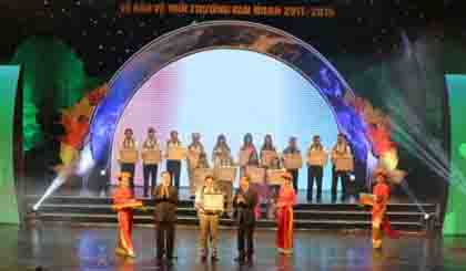 Deputy PM Hoang Trung Hai and a MoNRE official presents certificates of merit from the MoNRE to 70 advanced models that have made outstanding contributions to environmental protection during the 2011-2015 period. (Image credit: VGP)