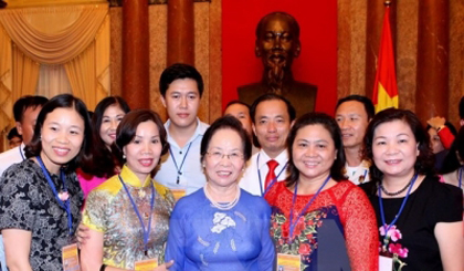 VP Doan with the delegates (Photo: VNA)