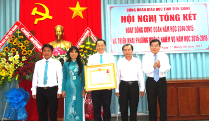Giám đốc Sở GD-ĐT Nguyễn Hồng Oanh trao Huân chương Lao động hạng Nhì cho CĐGD tỉnh.