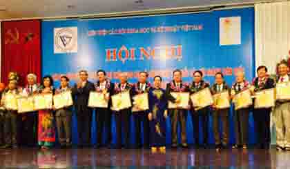 Outstanding individuals of science and technology associations honoured (Photo: vusta.vn)