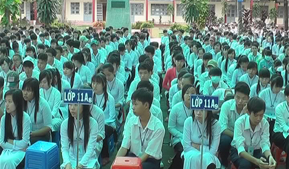 Tuyên truyền Luật Giao thông cho các em học sinh Trường THPT Lưu Tấn Phát.