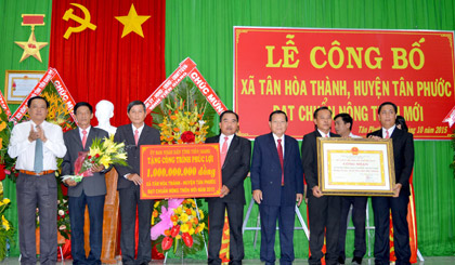 Chairman of the Tien Giang People's Committee Nguyen Van Khang handed over the Recognition and the welfare work worth VND1 billion.