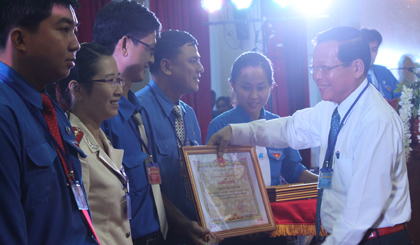 Ông Nguyễn Văn Khang, Chủ tịch UBND tỉnh tuyên dương cán bộ thanh niên tiêu biểu