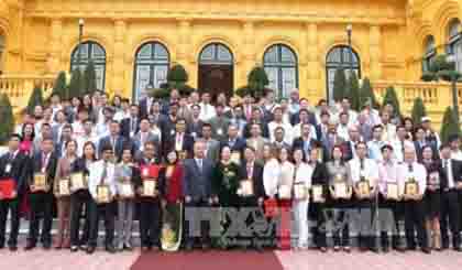 VP Doan with the delegates (Photo: VNA)