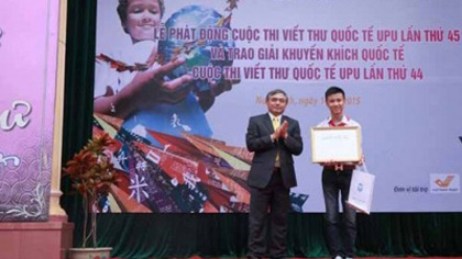 Deputy Minister of Information and Communications Nguyen Minh Hong presents the consolation prize of UPU Letter Writing Contest’s international round. (Credit: vietnamnet.vn)