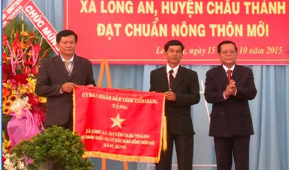  Chairman of the Tien Giang People's Committee Nguyen Van Khang handed over the Recognition and the welfare work worth VND1 billion.