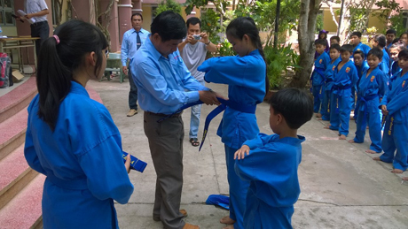 Võ sư Huỳnh Văn Hải, HLV võ Vovinam hướng dẫn các em tập luyện.