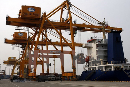 Containers of goods are loaded at the Hai Phong Port in northern Hai Phong city (Photo: VNA)