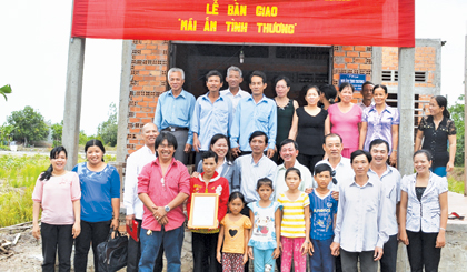 Trao tặng “Mái ấm tình thương” là hoạt động thiết thực chăm lo cho phụ nữ nghèo của Hội LHPN các cấp trong tỉnh.