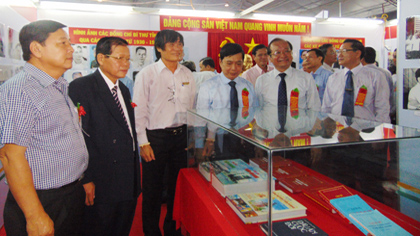 Secretary of the Provincial Party Committee Tran The Ngoc and the provincial leaders visit exhibition booths.