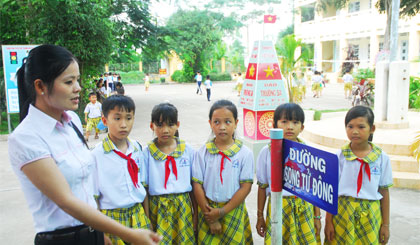 Cô Phạm Thị Phương Hà ôn lại lịch sử hòn đảo Song Tử Đông cho các em học sinh.