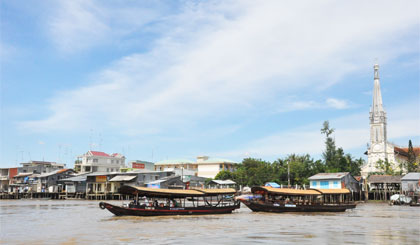 Khách du lịch tham quan sông nước Cái Bè.