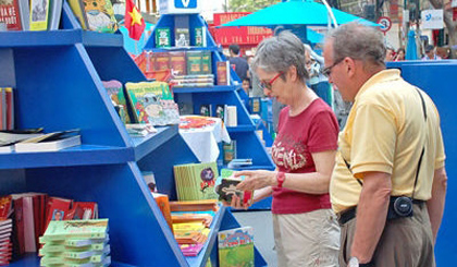 Foreign visitors to road book in HCM City during Tet holiday.