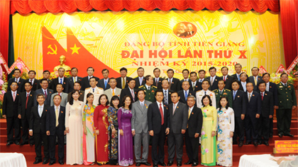  The Provincial Party Executive Committee Board  (the 10th) launched the congress. Photo: Duy Son Ban Chấp hành Đảng bộ tỉnh (Khóa X) ra mắt Đại hội. Ảnh: Duy Sơn