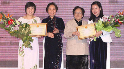 Prof. Le Thi Thanh Nhan (right) received the Kovalevskaia 2011 Award.