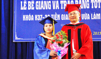 TS. Lê Sỹ Đồng, Phó Hiệu trưởng Trường Đại học Ngân hàng TP. Hồ Chí Minh trao Bằng tốt nghiệp cho sinh viên.