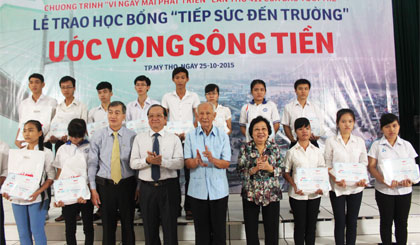 Trao học bổng “Tiếp sức đến trường” cho các tân sinh viên Tiền Giang.