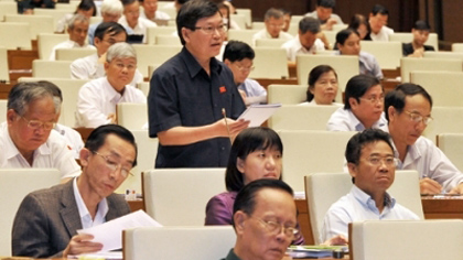 A deputy from Kon Tum province speaks at the session.