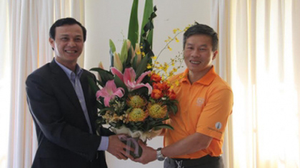 Vietnamese Ambassador to Australia Luong Thanh Nghi (left) presents congratulatory flowers to head of the representative office, Chu Quang Hoa. (Credit: VNA)