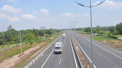  Ho Chi Minh City - Trung Luong Expressway. Photo: Huu Chi