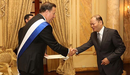 Đại sứ Việt Nam tại Panama Vũ Ngọc Minh trình quốc thư lên Tổng thống Juan Carlos Varela. Nguồn: Đại sứ quán Việt Nam tại Panama
