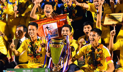U21 Hà Nội T&T nhận cúp vô địch. Ảnh: zing.vn