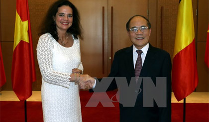 Chủ tịch Quốc hội Nguyễn Sinh Hùng đón Chủ tịch Thượng viện Bỉ Christine Defraigne. Ảnh: Nhan Sáng/TTXVN